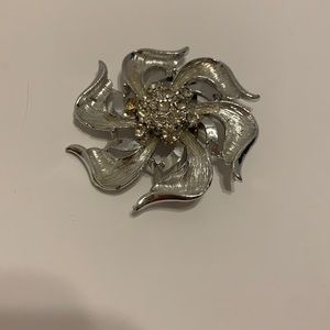 Gorgeous silver flower brooch